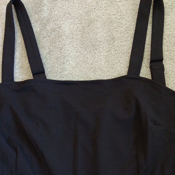 Elegant Black Sleeveless Dress With Adjustable Straps And Has Pockets - Picture 5 of 10